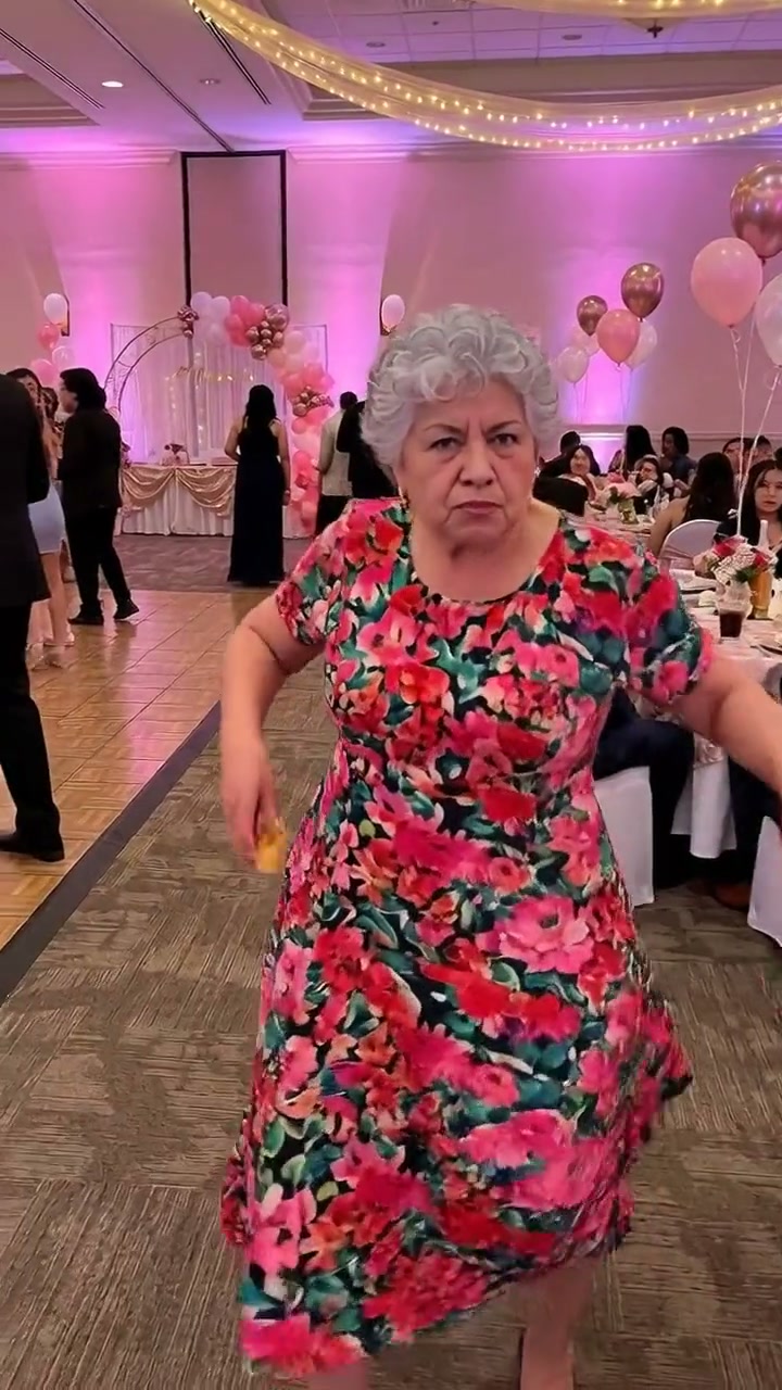 Dime Dime Baby：Abuela 派对舞